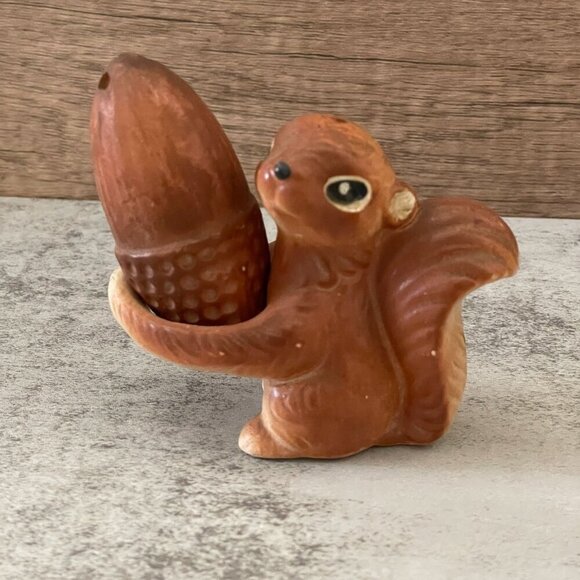 Vintage Squirrel Holding Acorn Salt Pepper Shakers Brown Hand-Painted Ceramic - Picture 1 of 10